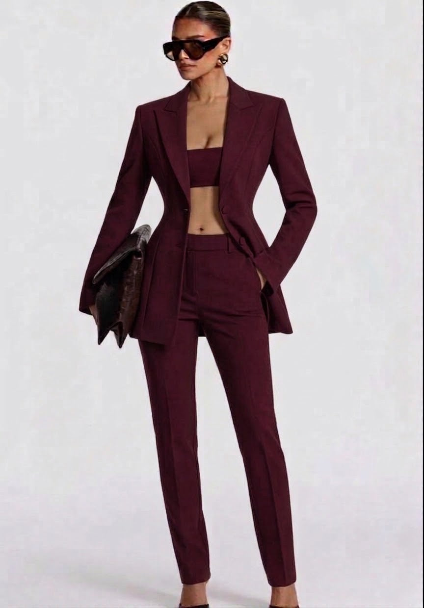 Tailleur ELEONORA SLIM in promozione Completo elegante composto da giacca avvitata slim pantaloni a sigaretta e top coordinato. Un look moderno e sofisticato, perfetto per eventi, serate chic o outfit di tendenza.