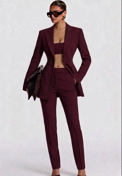 Tailleur ELEONORA SLIM in promozione Completo elegante composto da giacca avvitata slim pantaloni a sigaretta e top coordinato. Un look moderno e sofisticato, perfetto per eventi, serate chic o outfit di tendenza.