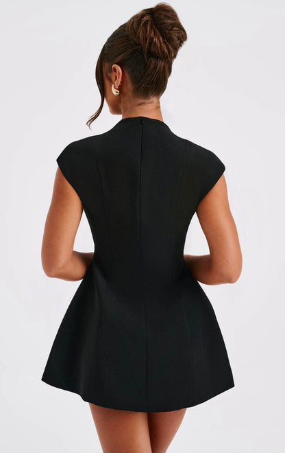 Mini Dress IVANA è realizzato con il tessuto di alta qualità punto Milano, che lo rende comodo e resistente.
La sua lunghezza mini è perfetta per mostrare le gambe e adatto ad ogni occasione.