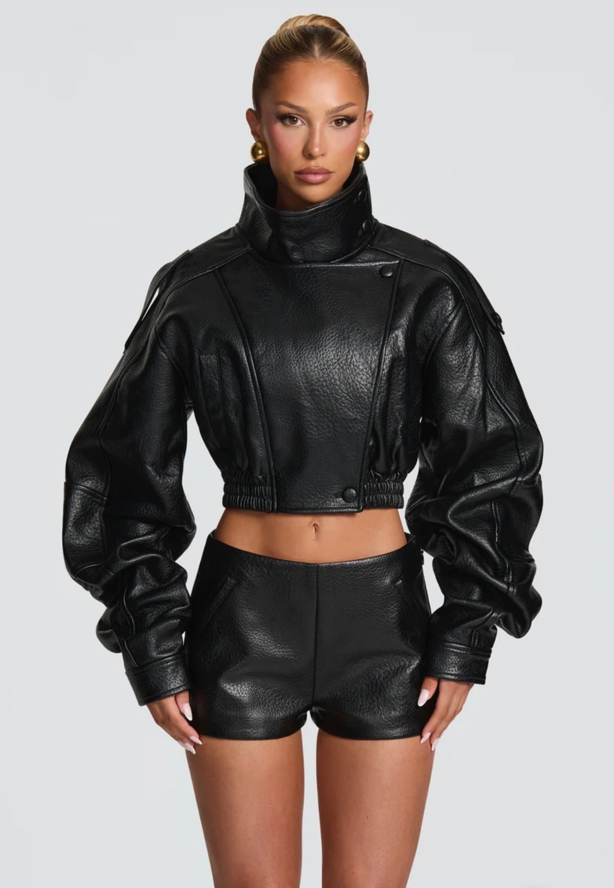 Set EVA L'eleganza contemporanea del completo in pelle. Giubbotto & Shorts in promozione