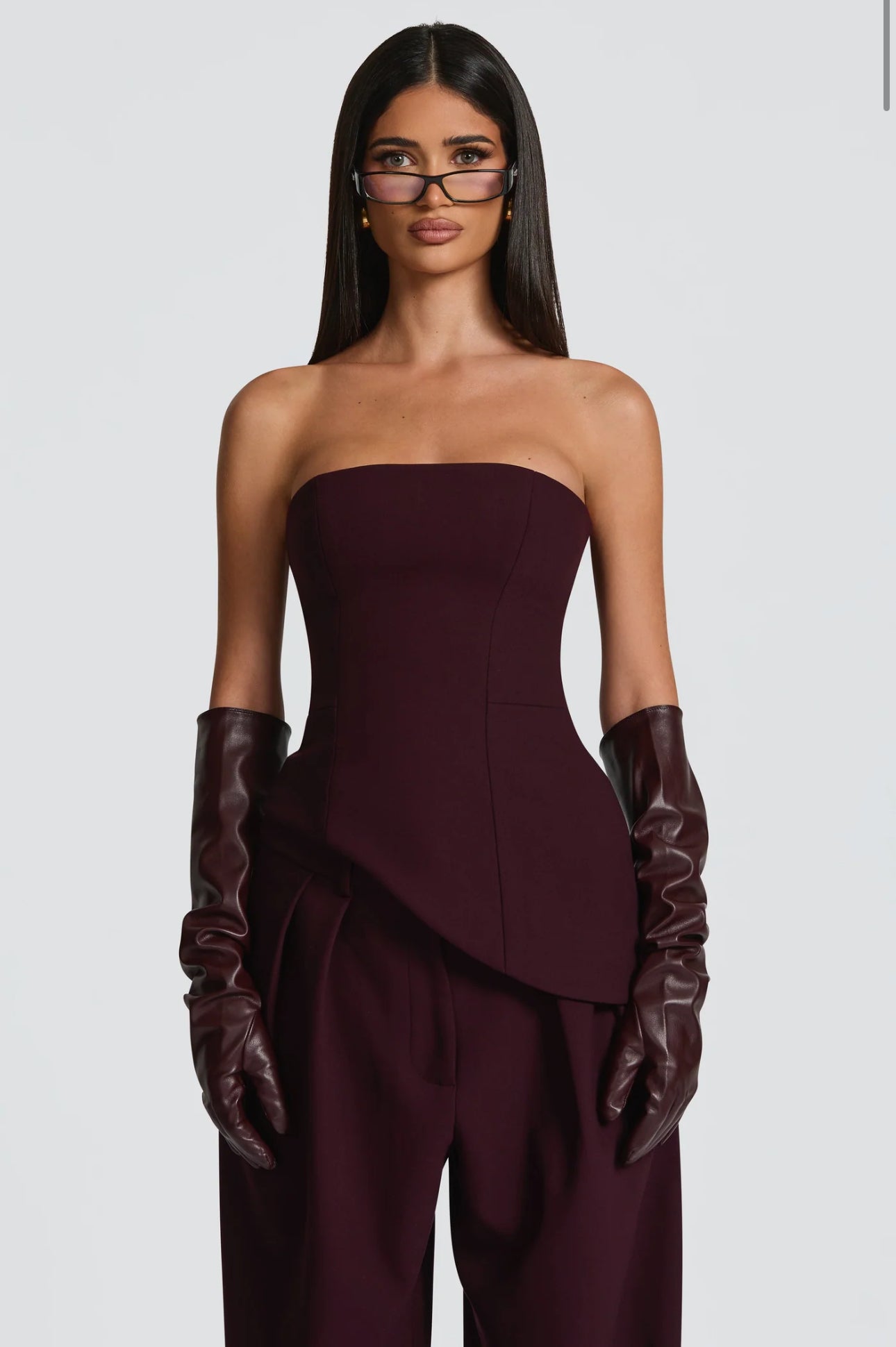 Coordinato Sara il corsetto senza spalline con fascia al collo valorizza il décolleté e definisce la silhouette con linee pulite e moderne. I pantaloni a vita alta, dal taglio fluido, slanciano la figura e completano il look con raffinata eleganza