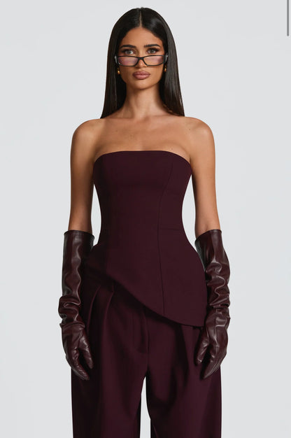 Coordinato Sara il corsetto senza spalline con fascia al collo valorizza il décolleté e definisce la silhouette con linee pulite e moderne. I pantaloni a vita alta, dal taglio fluido, slanciano la figura e completano il look con raffinata eleganza