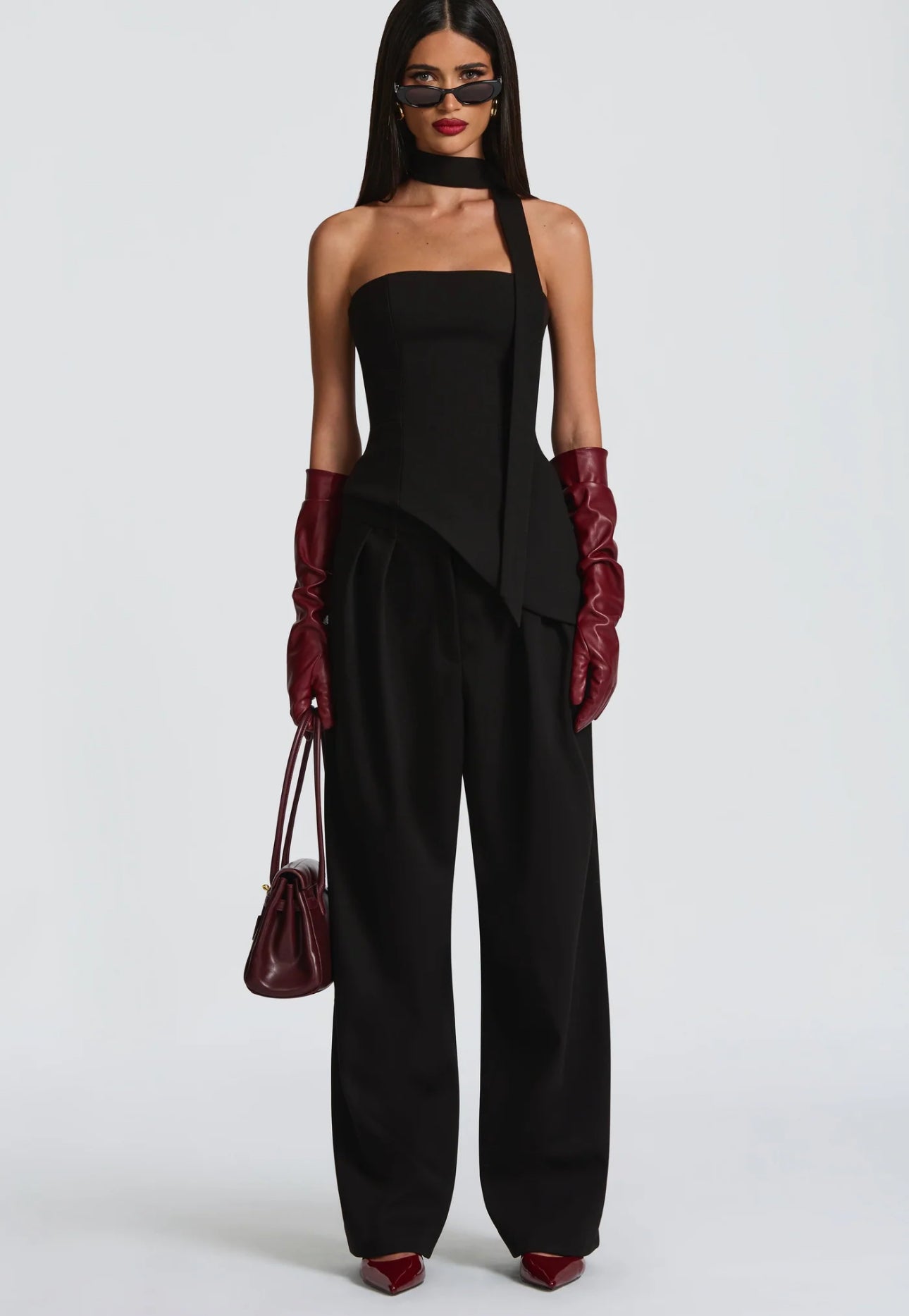 Coordinato Sara il corsetto senza spalline con fascia al collo valorizza il décolleté e definisce la silhouette con linee pulite e moderne. I pantaloni a vita alta, dal taglio fluido, slanciano la figura e completano il look con raffinata eleganza