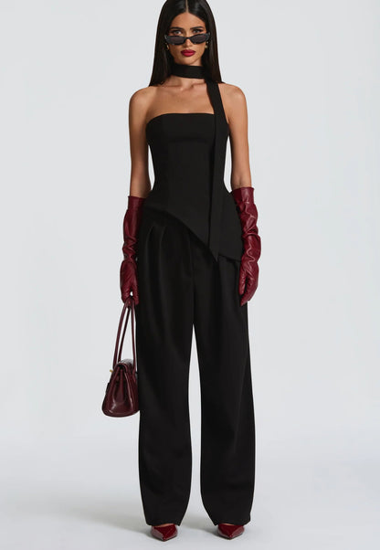 Coordinato Sara il corsetto senza spalline con fascia al collo valorizza il décolleté e definisce la silhouette con linee pulite e moderne. I pantaloni a vita alta, dal taglio fluido, slanciano la figura e completano il look con raffinata eleganza