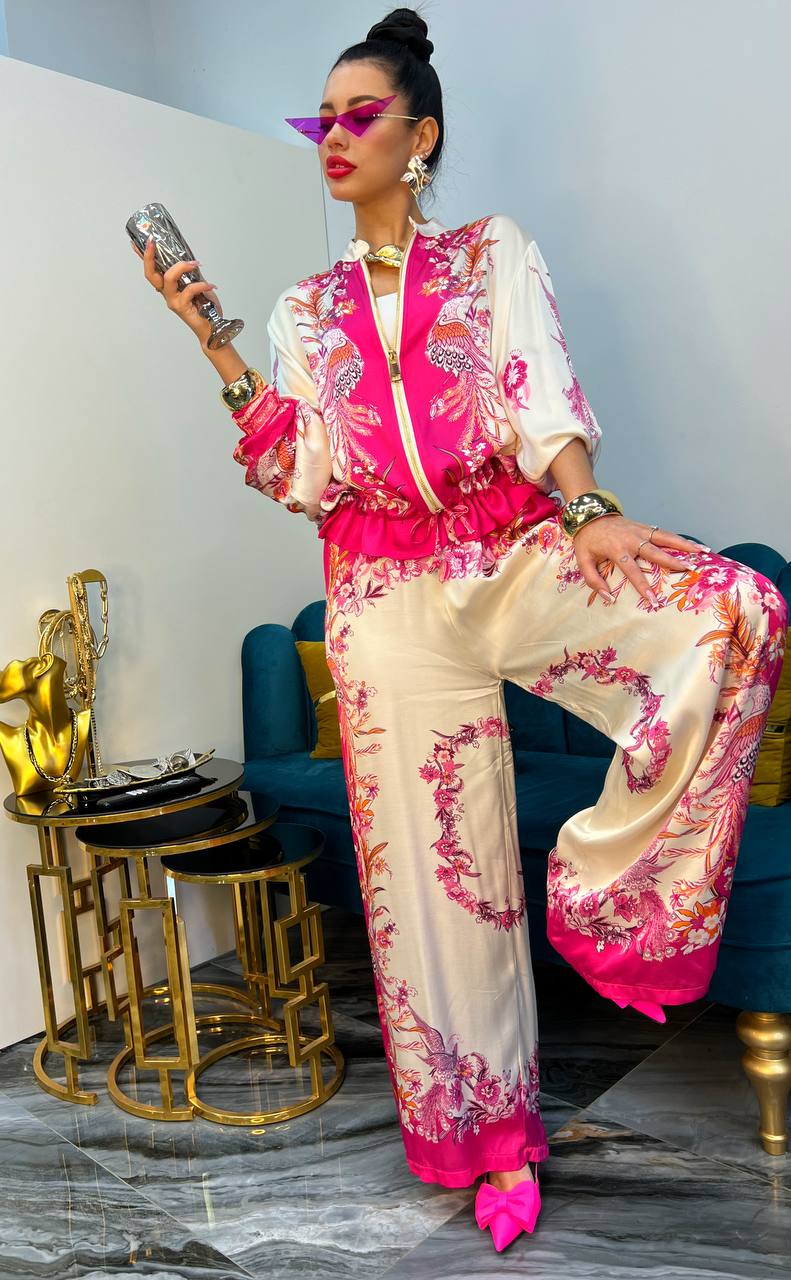 Setcord VANESSA è un elegante completo coordinato in seta satinato con un vivace design barocco