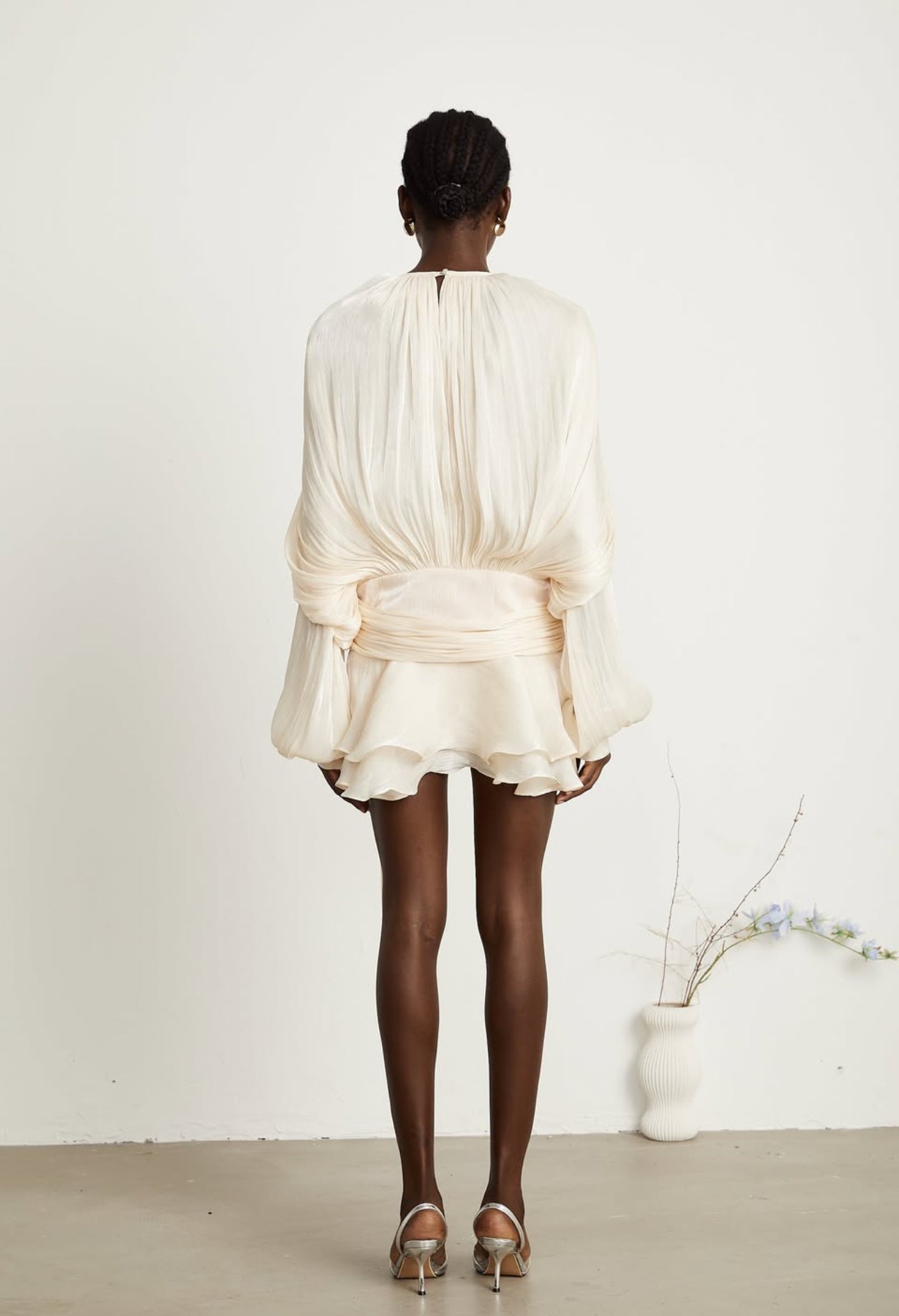 Mini dress CHARLOTTE in dettaglio plissettato su tutto l’abito, manica a sbuffo, elastico sul retro, spallina interna piu pantaloncino non fartelo scappare