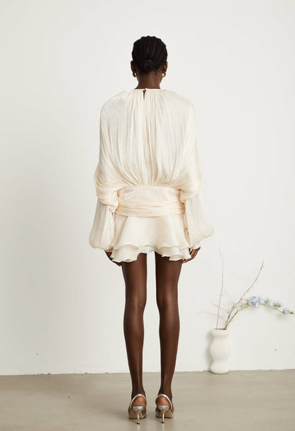 Mini dress CHARLOTTE in dettaglio plissettato su tutto l’abito, manica a sbuffo, elastico sul retro, spallina interna piu pantaloncino non fartelo scappare