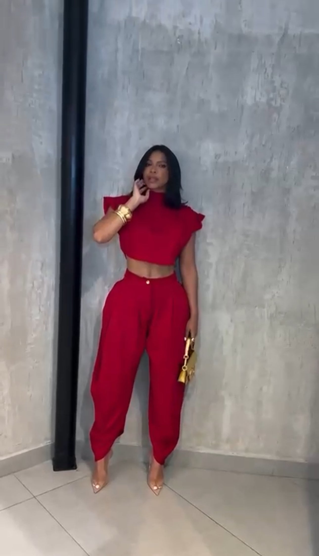 Set PRAGA Completo elegante composto da crop top a collo alto e pantaloni palazzo morbidi con pieghe frontali. Realizzato in tessuto fluido e leggero per una vestibilità confortevole e chic.