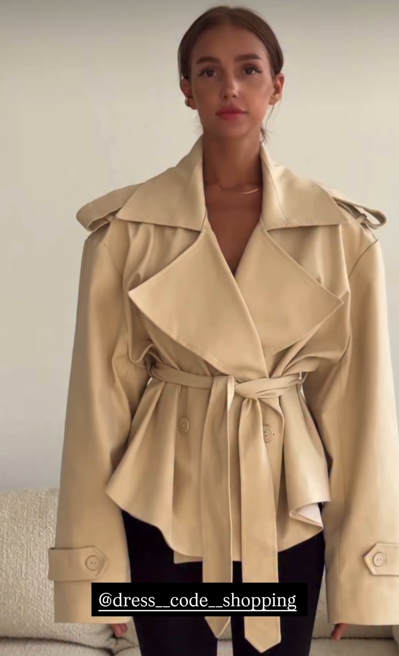 Trench ERIKA Un capo intramontabile dal taglio moderno. Questo trench corto presenta revers ampi, dettagli strutturati e cintura in vita per valorizzare la silhouette. Perfetto da indossare su look casual o eleganti, ideale per la mezza stagione