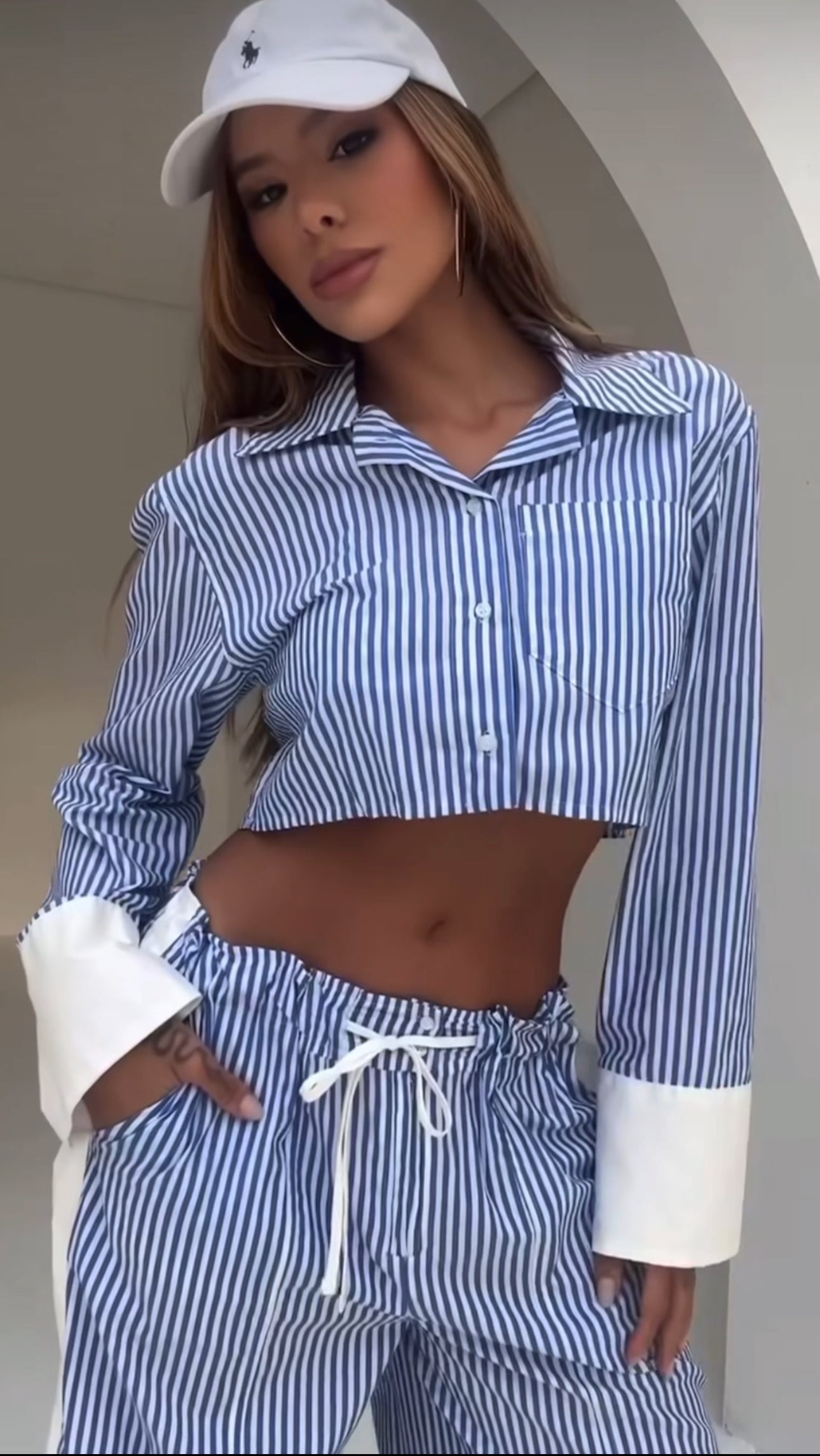 New Drop MARY questo completo in tessuto leggero a righe azzurre e bianche è composto da bralette, camicia oversize e pantaloni ampi con spacchi laterali. Realizzato in cotone misto, offre freschezza e comfort non fartelo scappare