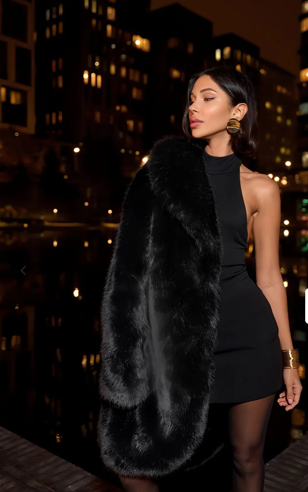 La pelliccia DIVA in visone ecologico ha un taglio ampio, con un colletto voluminoso che avvolge le spalle, donando un'aria sofisticata e ricercata trasmettendo uno stile
glamour e chic.