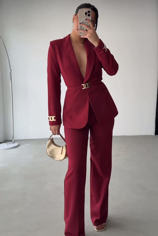 Tailleur Elisabetta dal design sofisticato e ultra femminile, perfetto per chi ama uno stile deciso ed elegante.