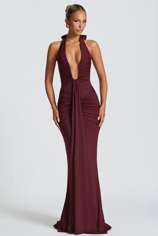 Abito Greta scenografico che esalta la silhouette con linee sinuose e dettagli sofisticati. Questo modello lungo è pensato per chi desidera un look magnetico e raffinato.