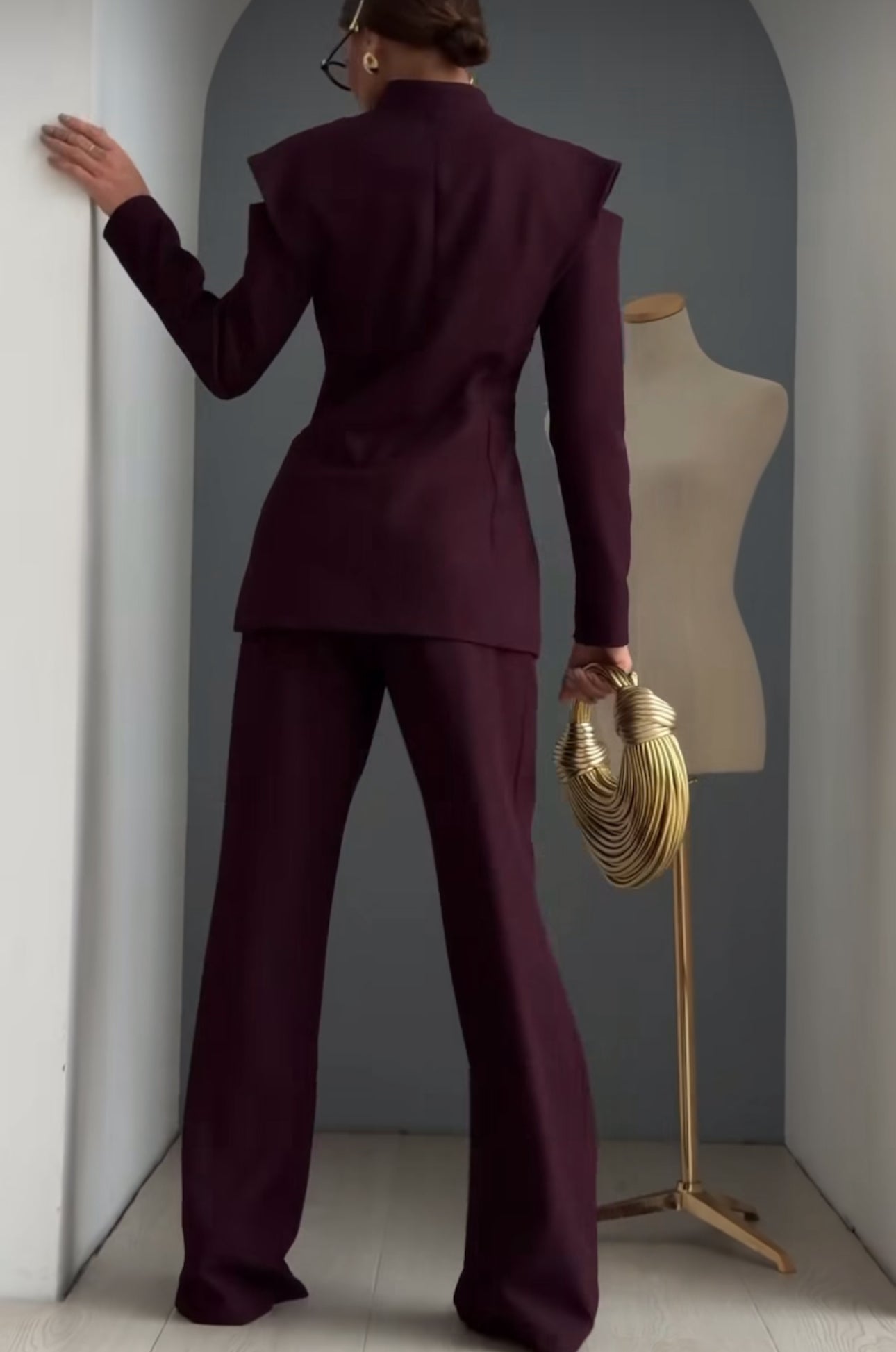 Tailleur MAVI questo completo tailleur è pensato per una donna che ama distinguersi. La giacca strutturata con spalle definite valorizza la figura, mentre i pantaloni a gamba ampia slanciano la silhouette.