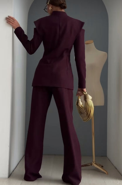 Tailleur MAVI questo completo tailleur è pensato per una donna che ama distinguersi. La giacca strutturata con spalle definite valorizza la figura, mentre i pantaloni a gamba ampia slanciano la silhouette.