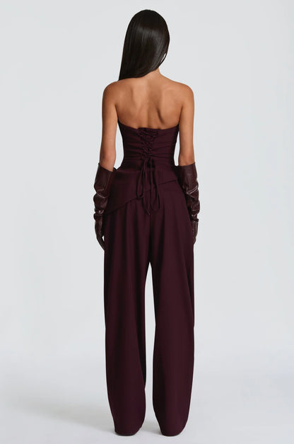 Coordinato Sara il corsetto senza spalline con fascia al collo valorizza il décolleté e definisce la silhouette con linee pulite e moderne. I pantaloni a vita alta, dal taglio fluido, slanciano la figura e completano il look con raffinata eleganza