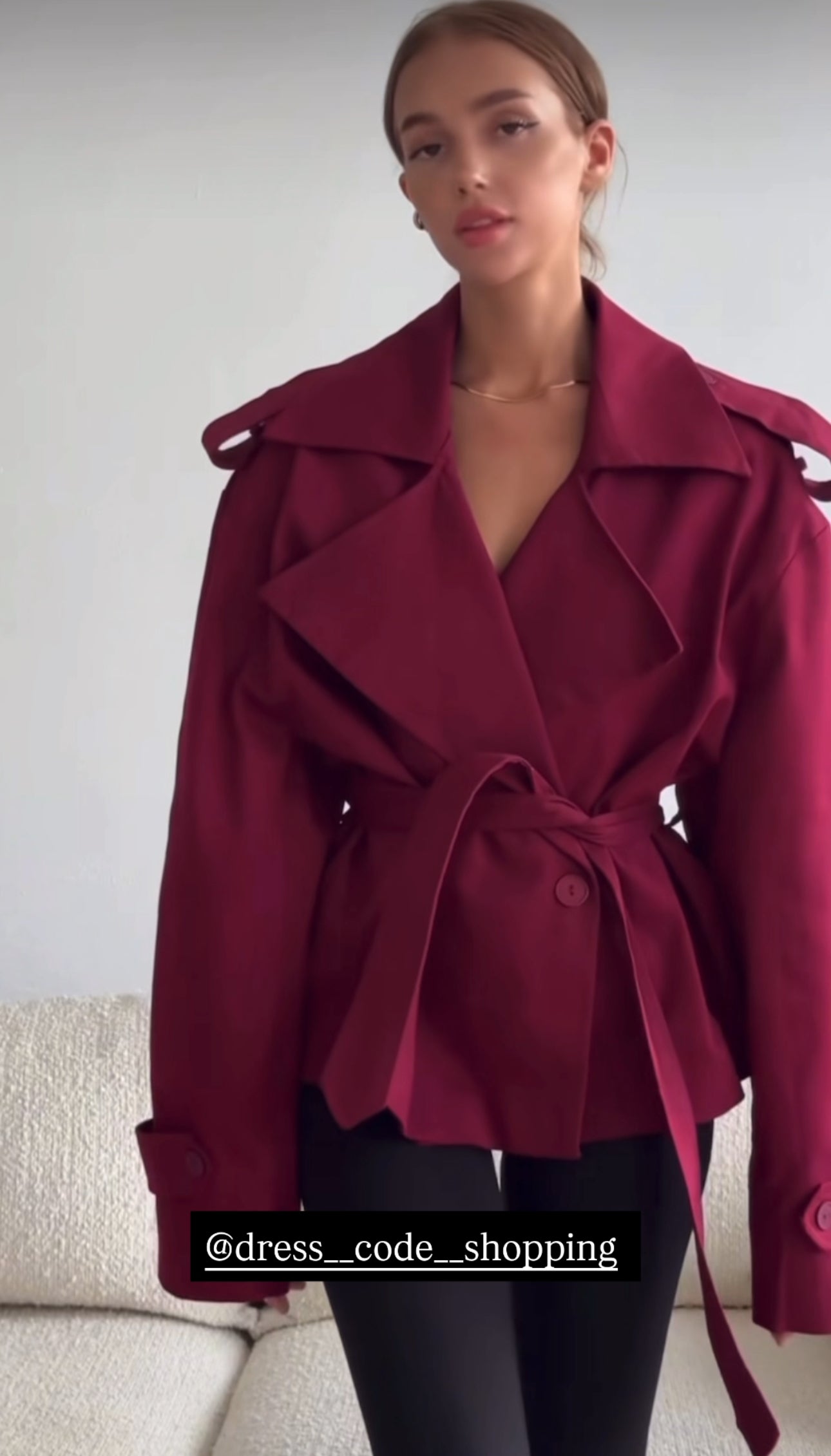 Trench ERIKA Un capo intramontabile dal taglio moderno. Questo trench corto presenta revers ampi, dettagli strutturati e cintura in vita per valorizzare la silhouette. Perfetto da indossare su look casual o eleganti, ideale per la mezza stagione
