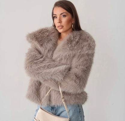 La Eco pelliccia ALESSANDRA è realizzata con materiali ecologici di alta qualità per garantire un look elegante e moderno. Il collo ampio e la chiusura frontale discreta la rendono pratica e versatile, perfetta per ogni occasione.