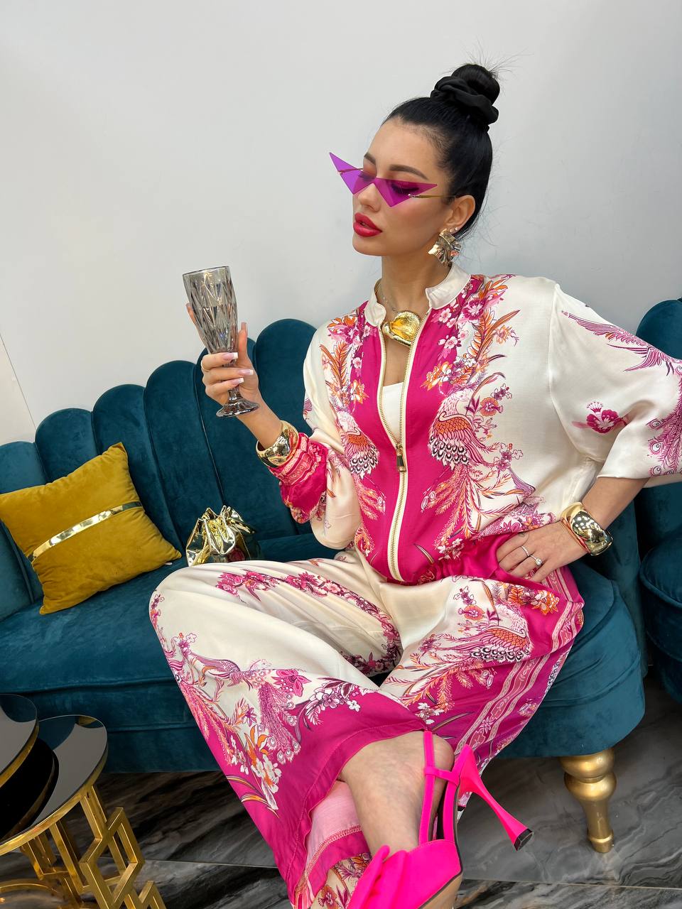 Setcord VANESSA è un elegante completo coordinato in seta satinato con un vivace design barocco