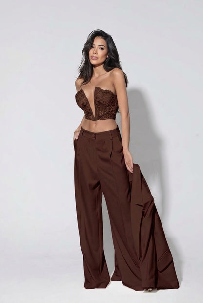 Tailleur Renata Questo completo è la scelta perfetta per distinguerti con stile: blazer dal taglio elegante, pantalone a gamba larga che slancia la figura e top in pizzo delicato che aggiunge un tocco sensuale e sofisticato.
