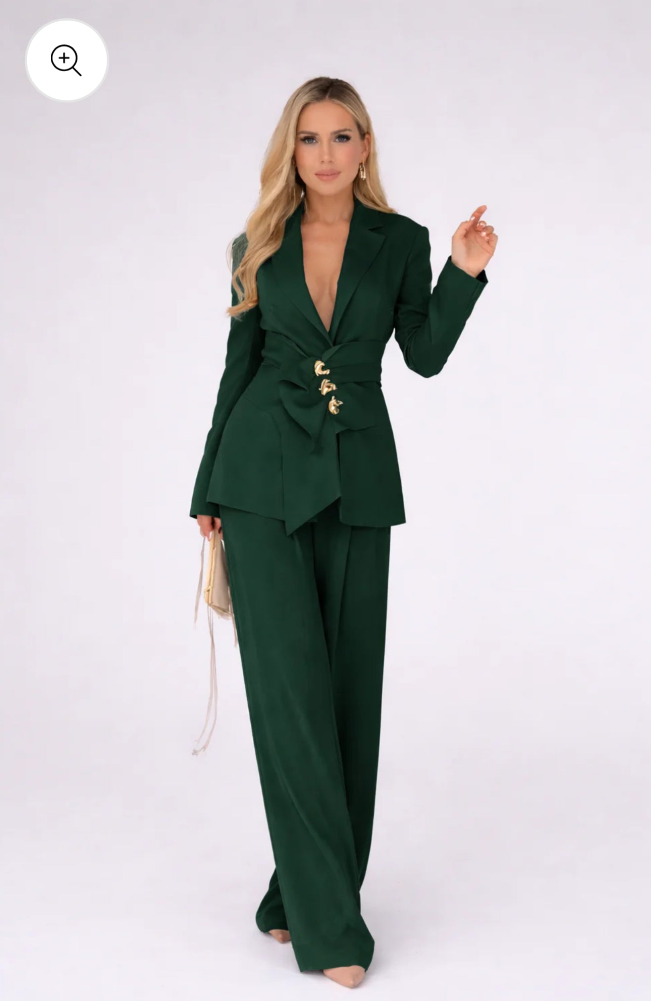 Tailleur Letizia composto da blazer strutturato con chiusura asimmetrica bottoni gioiello e pantaloni palazzo fluidi. Linee raffinate che valorizzano la silhouette, perfetto per occasioni chic o outfit da giorno sofisticati.