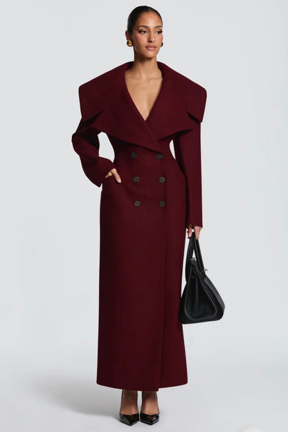 Cappotto Lungo Sartoriale con Maximantellina Un capospalla scenografico e di classe che ridefinisce l'eleganza invernale. Caratterizzato da un'ampia mantellina sulle spalle e una silhouette clessidra accentuata dal punto vita segnato.