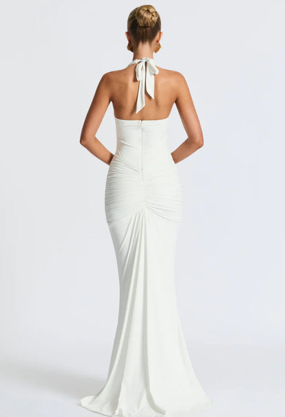 Abito Greta scenografico che esalta la silhouette con linee sinuose e dettagli sofisticati. Questo modello lungo è pensato per chi desidera un look magnetico e raffinato.
