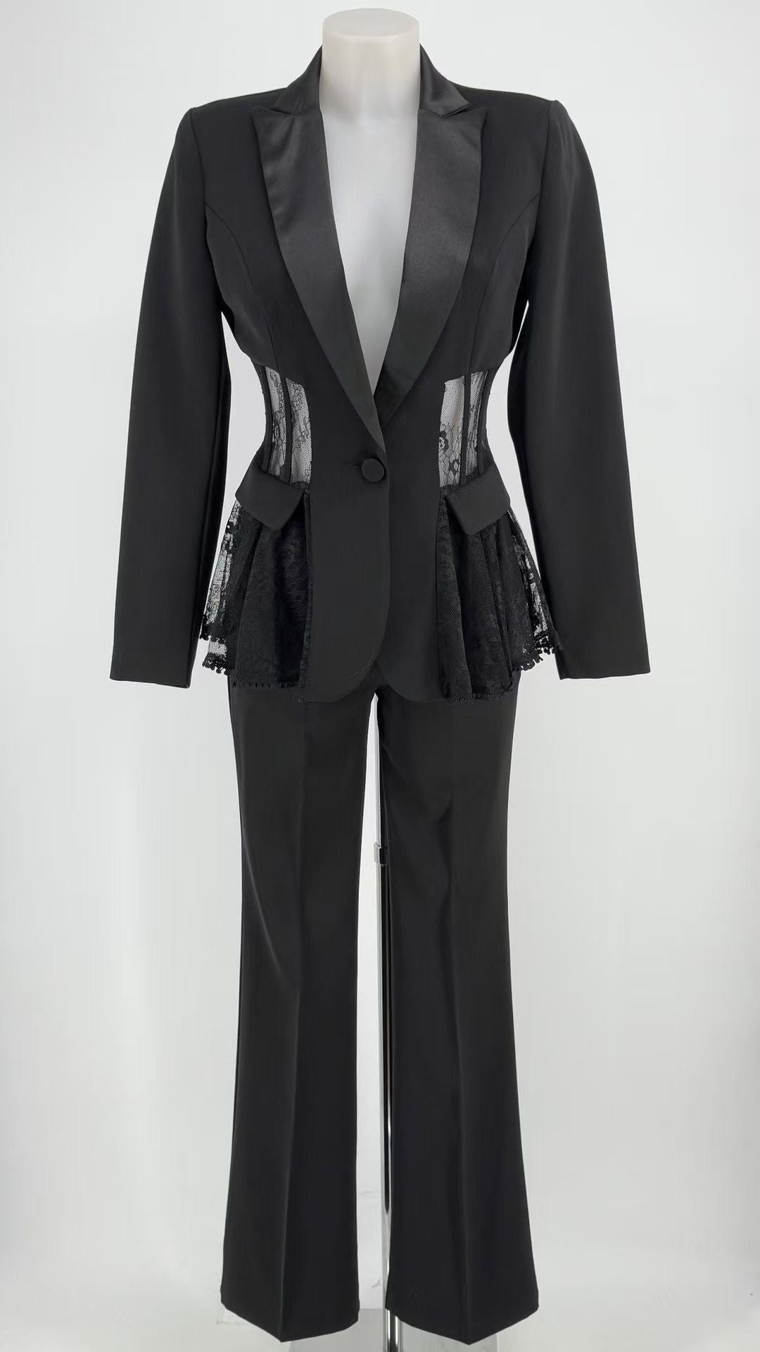 Tailleur MIA elegante composto da blazer e pantaloni coordinati, disponibile in quattro colori raffinati: nero, beige, rosa e azzurro. Il blazer presenta un elegante rever in raso e dettagli in pizzo trasparente sui lati pantalone classico