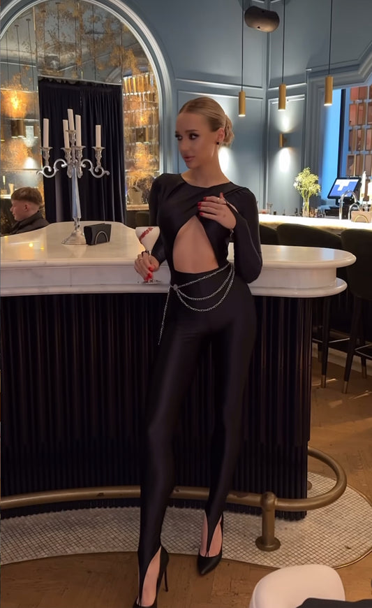 Jumpsuite DONATELLA Una tuta che non lascia la possibilità di passare inosservata.
Lucentezza elegante, vestibilità perfetta, scollatura audace e spacchi, sensualità e stile... già e best seller