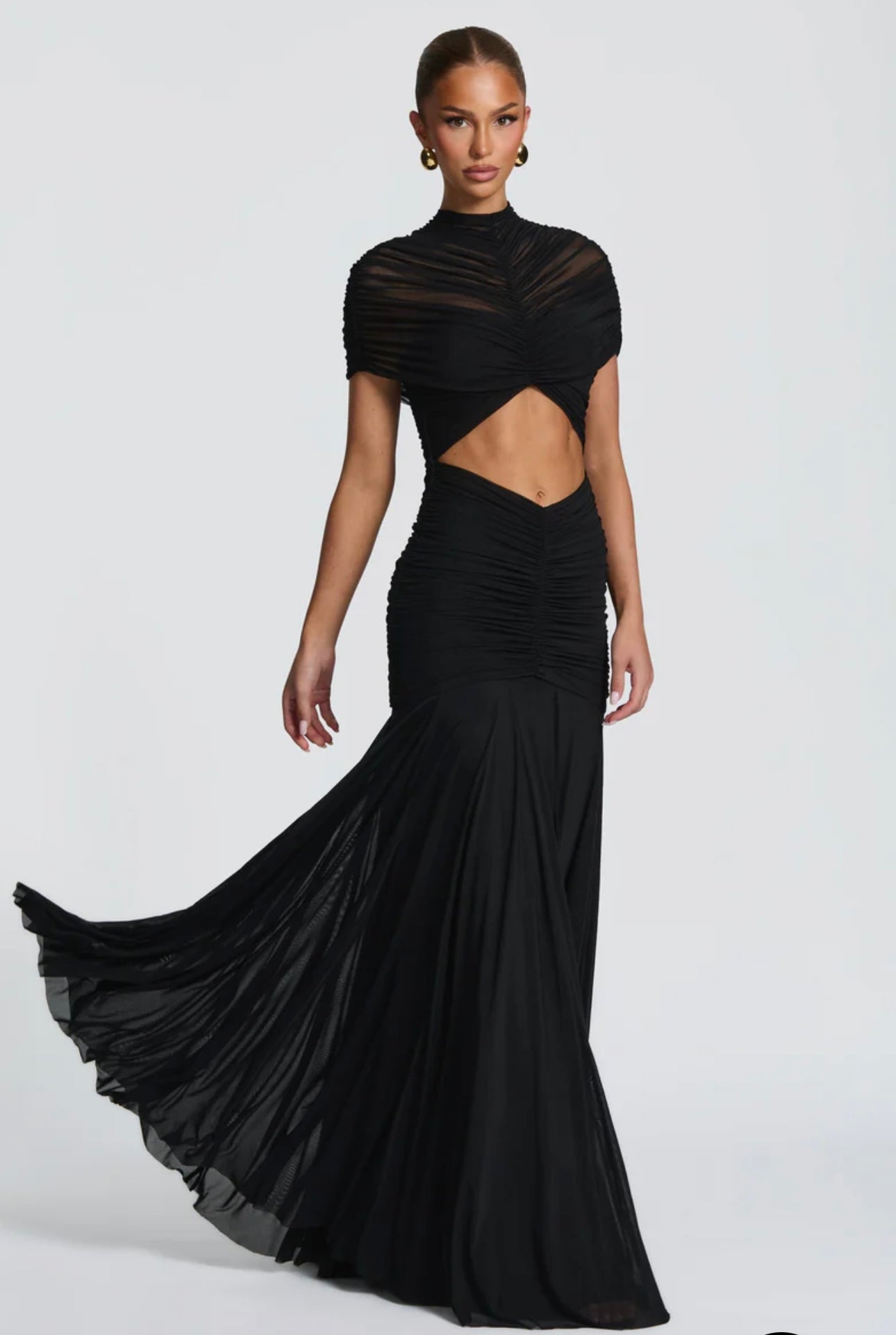 Abito Martina lungo elegante realizzato in tessuto leggero e drappeggiato che valorizza la silhouette. Design sofisticato con top incrociato effetto cut-out e gonna fluida a sirena.