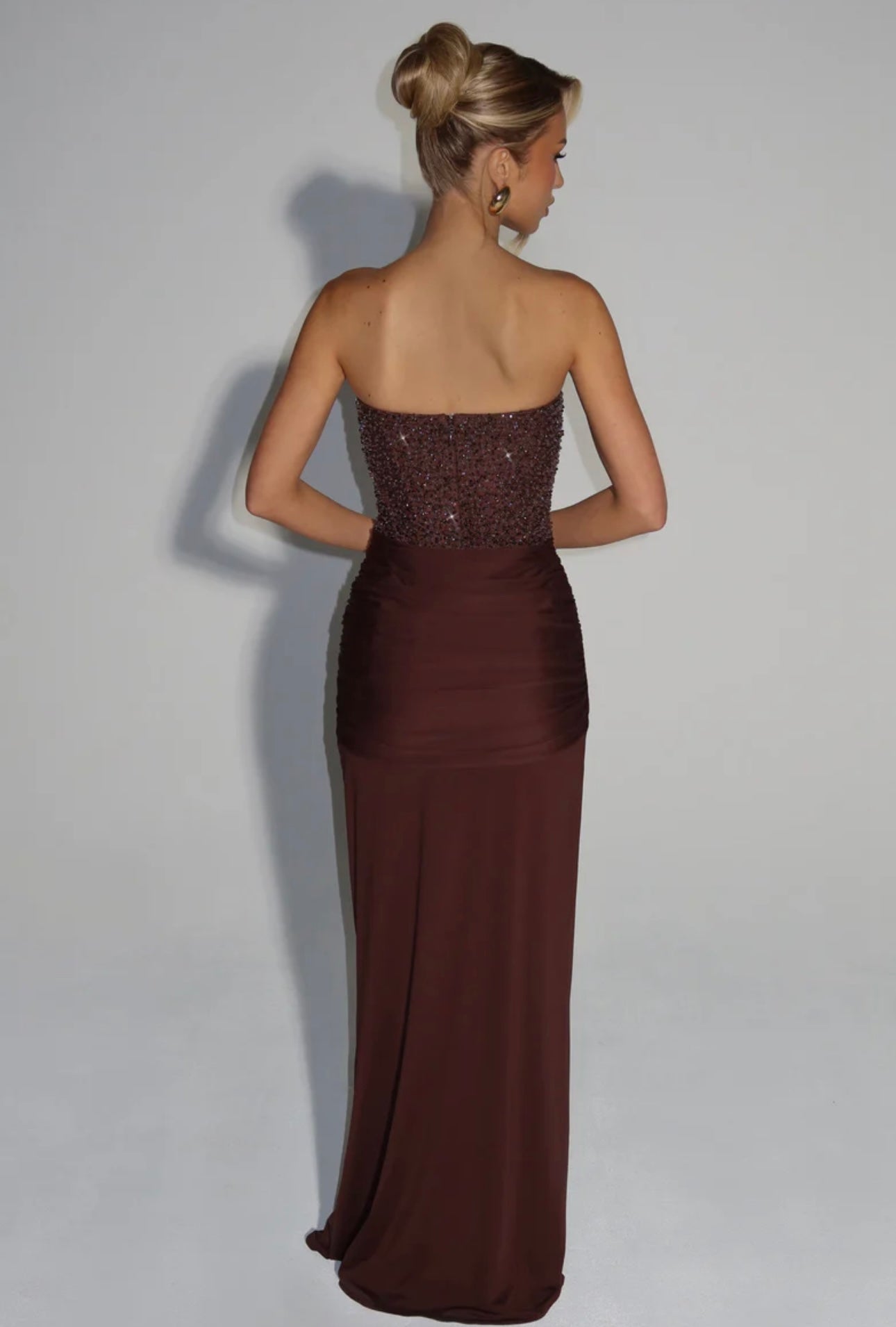 Long dress LUNA Romantico e sofisticato,è pensato per lasciare il segno. Il corpetto strapless strutturato, impreziosito da micro-cristalli luminosi, valorizza il décolleté e la silhouette. La gonna lunga in tessuto fluido cade morbida