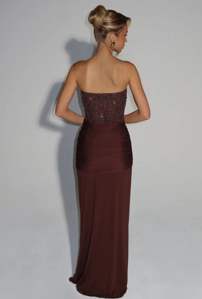 Long dress LUNA Romantico e sofisticato,è pensato per lasciare il segno. Il corpetto strapless strutturato, impreziosito da micro-cristalli luminosi, valorizza il décolleté e la silhouette. La gonna lunga in tessuto fluido cade morbida