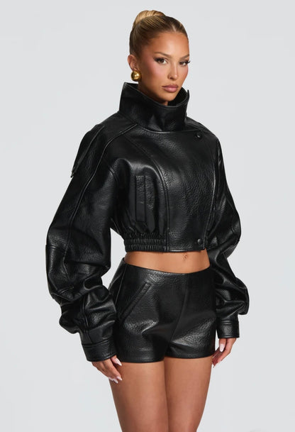 Set EVA L'eleganza contemporanea del completo in pelle. Giubbotto & Shorts in promozione