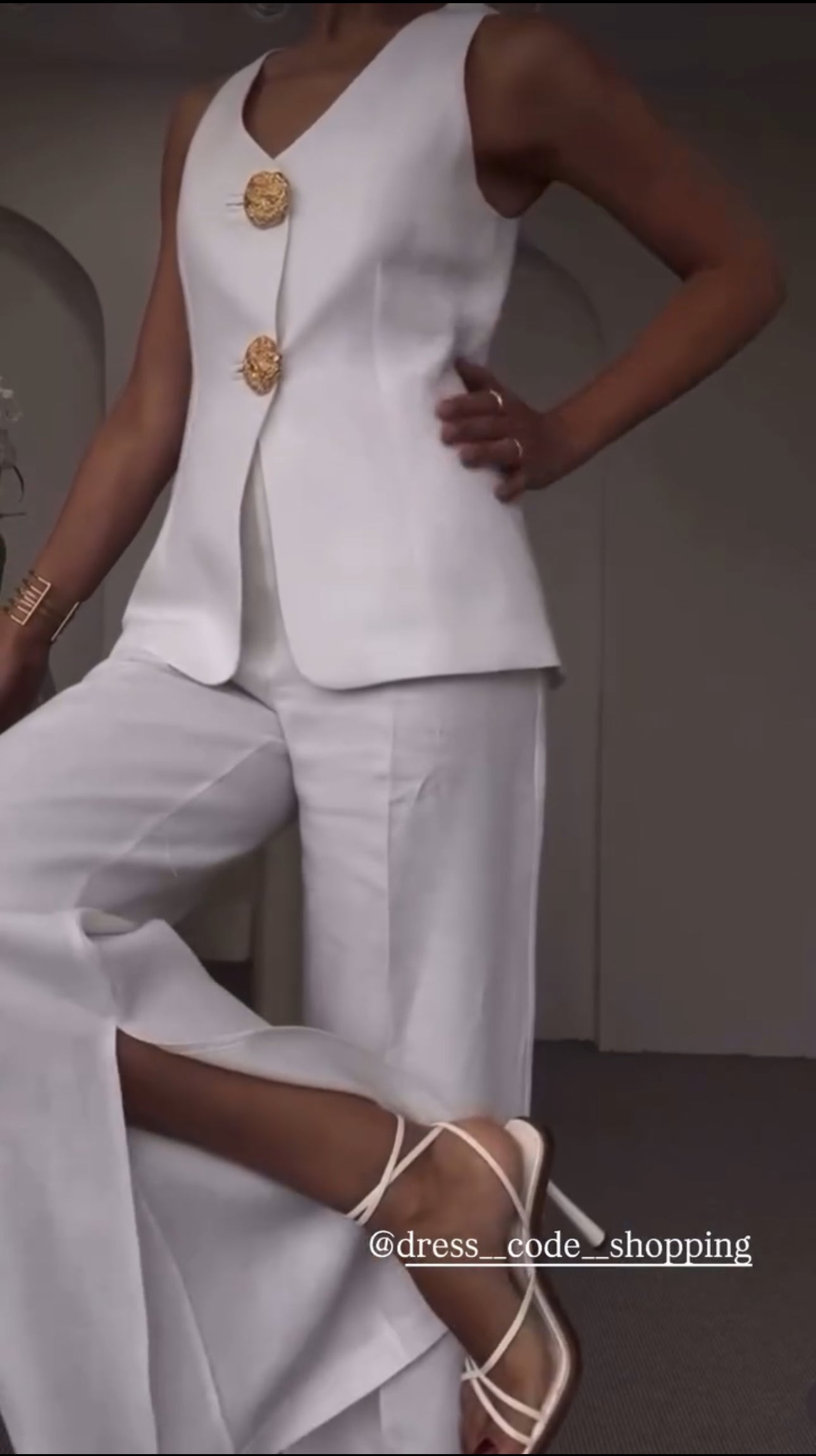 Tailleur OLIVIA smanicato con bottoni dorati imperiale