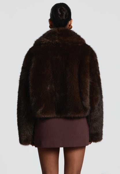 Crop Eco-Fur Jacket – Luxe Edition "Essenziale per la stagione fredda: caldo, leggero e irresistibilmente glam."