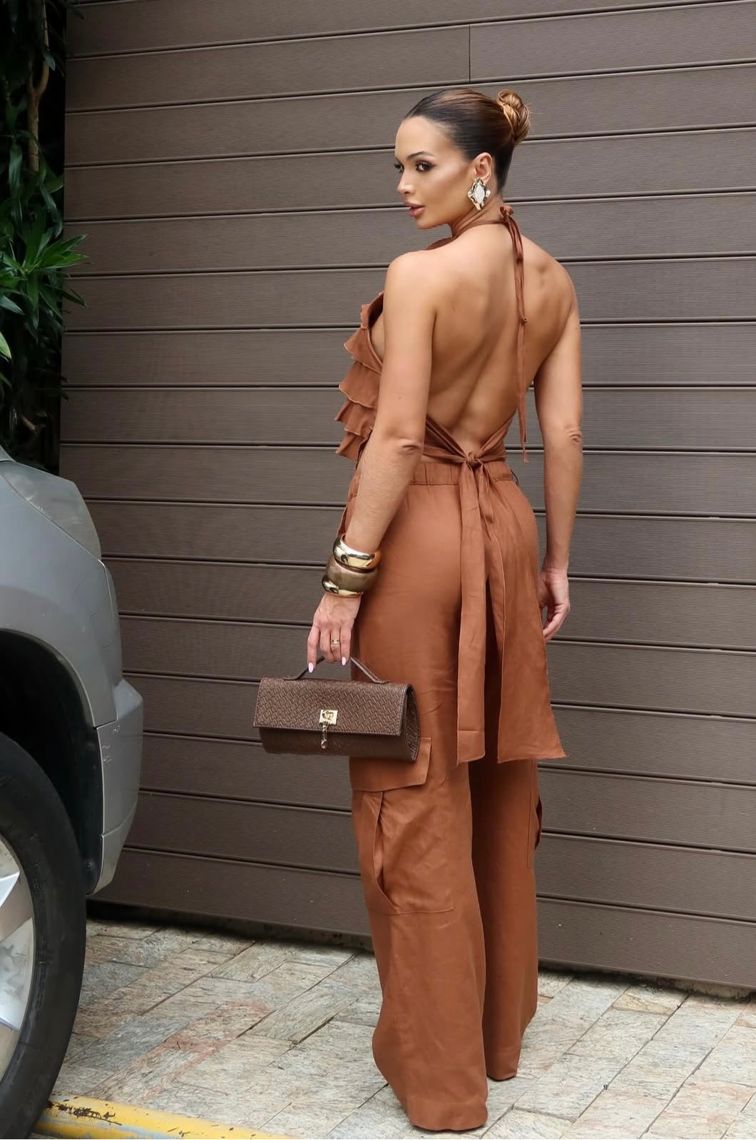 Set PALOMA Look minimal ma d’impatto: top con balze leggere e pantalone ampio con tasche cargo.
Il completo perfetto per giornate estive all’insegna dello stile e della comodità.
Disponibile in 5 colori