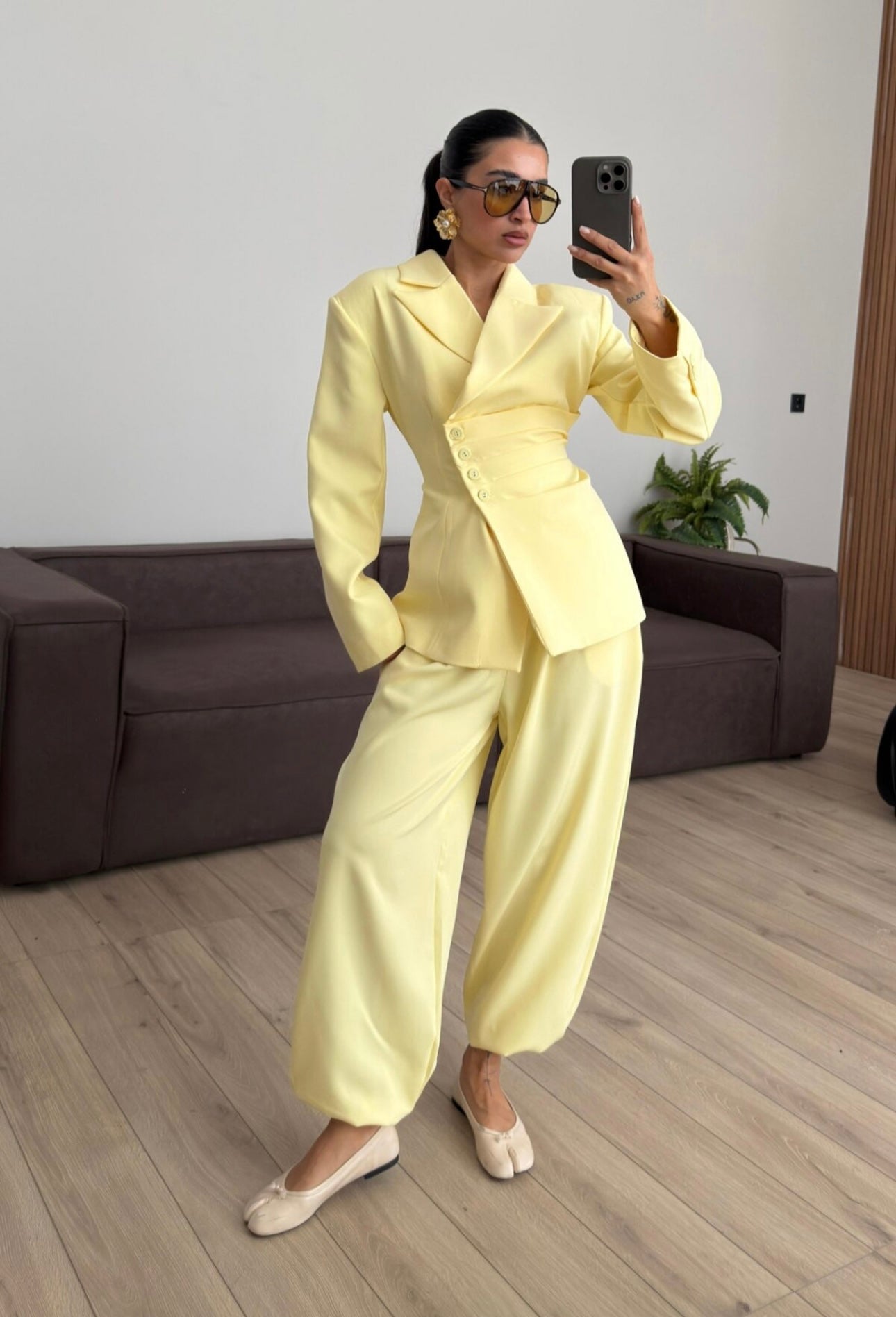 Tailleur Samantha”in promo” composto da giacca sartoriale con spalle strutturate e chiusura incrociata. La cintura integrata con bottoni decorativi stringe il punto vita valorizzando la silhouette e creando un elegante effetto corsetto l pantalone fluido