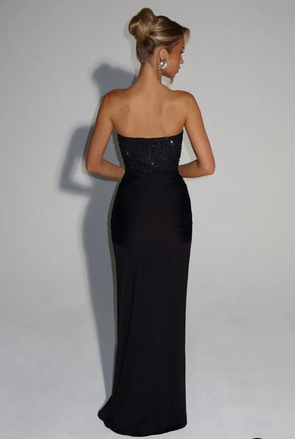 Long dress LUNA Romantico e sofisticato,è pensato per lasciare il segno. Il corpetto strapless strutturato, impreziosito da micro-cristalli luminosi, valorizza il décolleté e la silhouette. La gonna lunga in tessuto fluido cade morbida