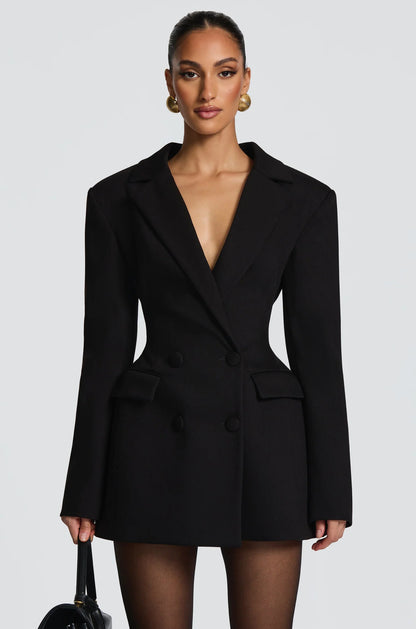 Scopri il Blazer Dress AURORA 
Raffinato, moderno e irresistibilmente femminile.
In promo esclusiva con cintura in coordinato e collant in pizzo in regalo: lo stile perfetto per distinguerti con eleganza
