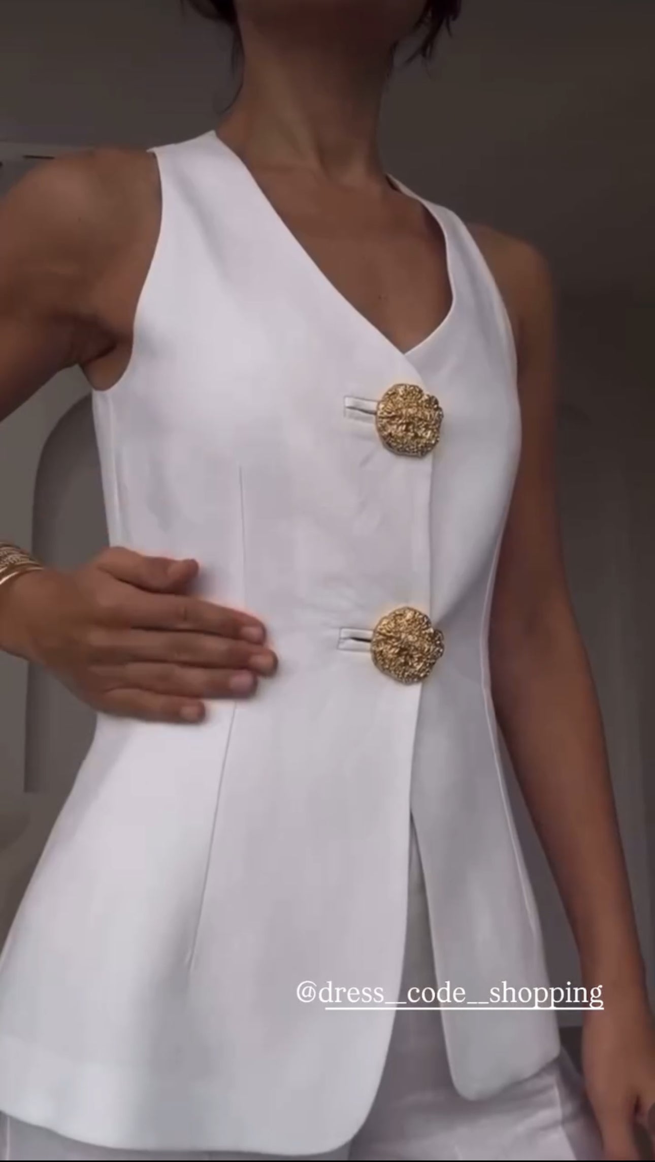 Tailleur OLIVIA smanicato con bottoni dorati imperiale