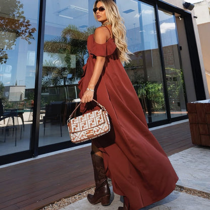 Set Ludmilla outfit elegante stile boho-chic. Il look è composto da un completo top con spalle scoperte e nodo centrale decorato con un anello dorato, abbinato a pantaloncini a vita alta dello stesso colore e tessuto.