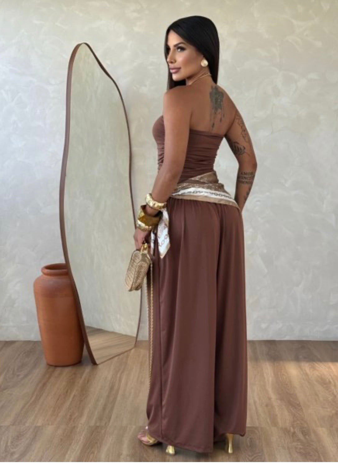 Jumpsuite Valentina Foulard in OMAGGIO
Aggiungi un tocco di freschezza al tuo guardaroba con questa splendida tuta intera.Un capo versatile che unisce la comodità del taglio a palazzo all'eleganza del top a fascia.