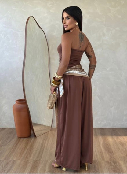 Jumpsuite Valentina Foulard in OMAGGIO
Aggiungi un tocco di freschezza al tuo guardaroba con questa splendida tuta intera.Un capo versatile che unisce la comodità del taglio a palazzo all'eleganza del top a fascia.