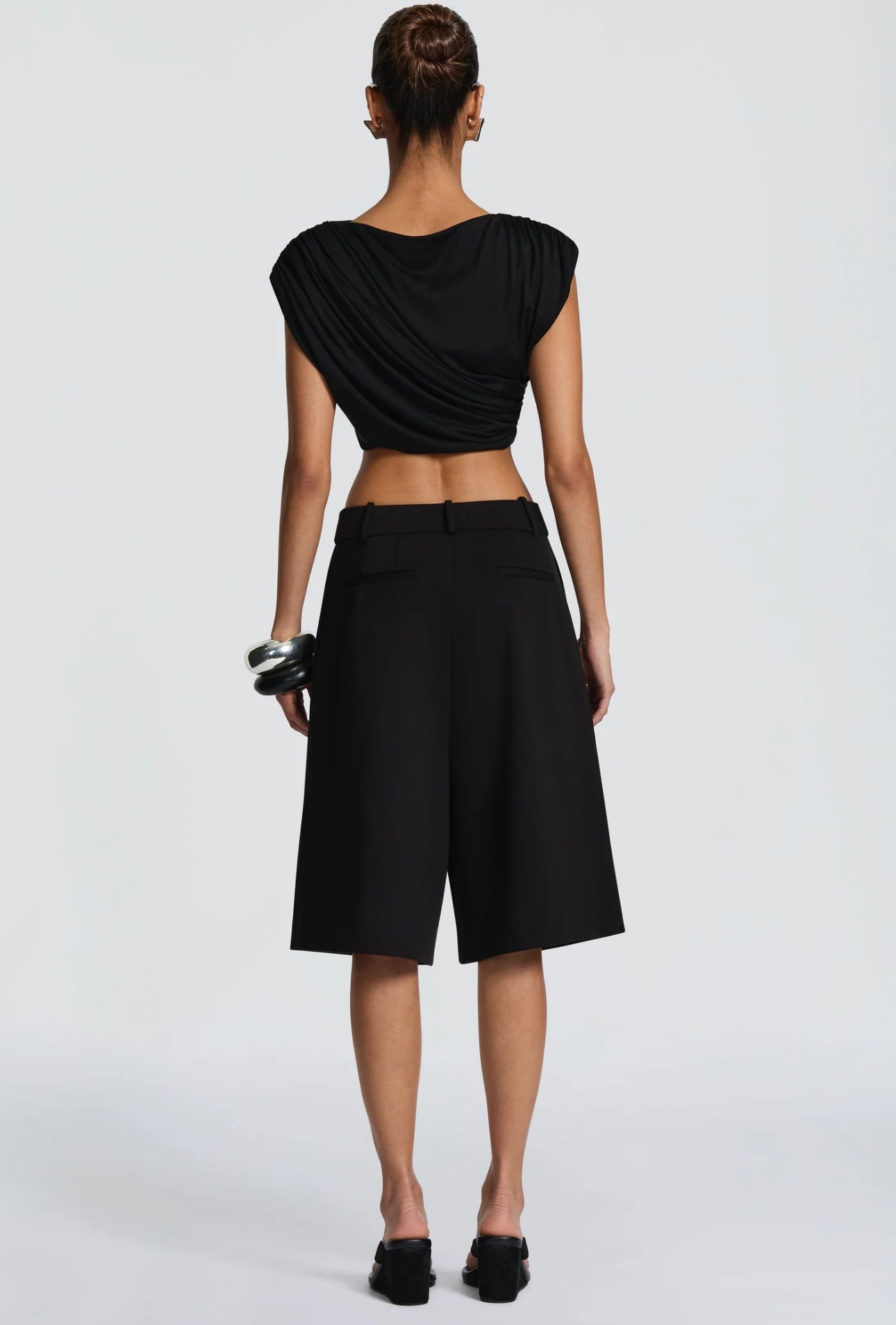Outfit check GIULIA Questo look è un perfetto mix tra eleganza e minimalismo, ideale sia per il giorno che per la sera.