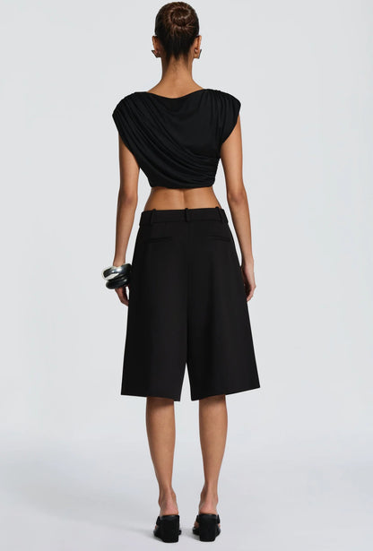 Outfit check GIULIA Questo look è un perfetto mix tra eleganza e minimalismo, ideale sia per il giorno che per la sera.