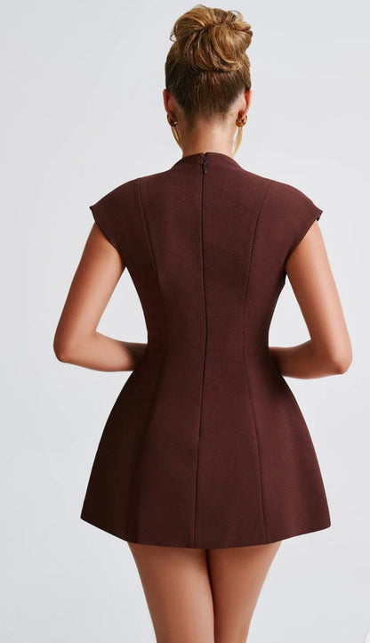 Mini Dress IVANA è realizzato con il tessuto di alta qualità punto Milano, che lo rende comodo e resistente.
La sua lunghezza mini è perfetta per mostrare le gambe e adatto ad ogni occasione.