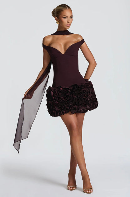 Mini Dress LIVIA 
Un mini dress raffinato e sofisticato, con scollo a cuore off-shoulder che valorizza il décolleté e una gonna arricchita da dettagli floreali tridimensionali. Perfetto per party, eventi esclusivi o come abito da cocktail