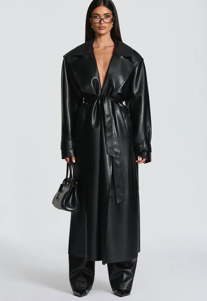 Trench ANITA in eco-pelle con cintura Un look deciso e sofisticato, perfetto per chi ama uno stile contemporaneo e audace.