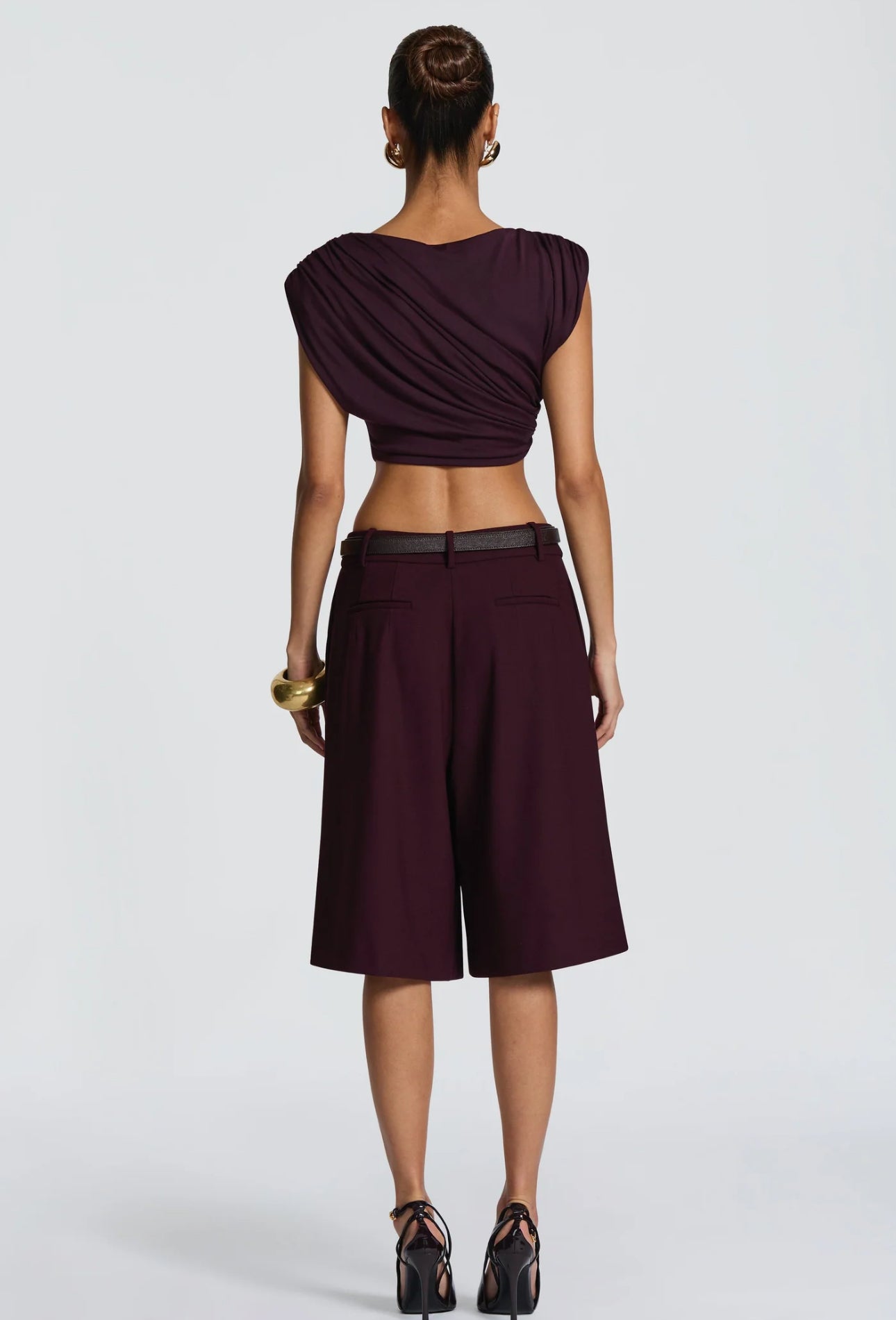 Outfit check GIULIA Questo look è un perfetto mix tra eleganza e minimalismo, ideale sia per il giorno che per la sera.