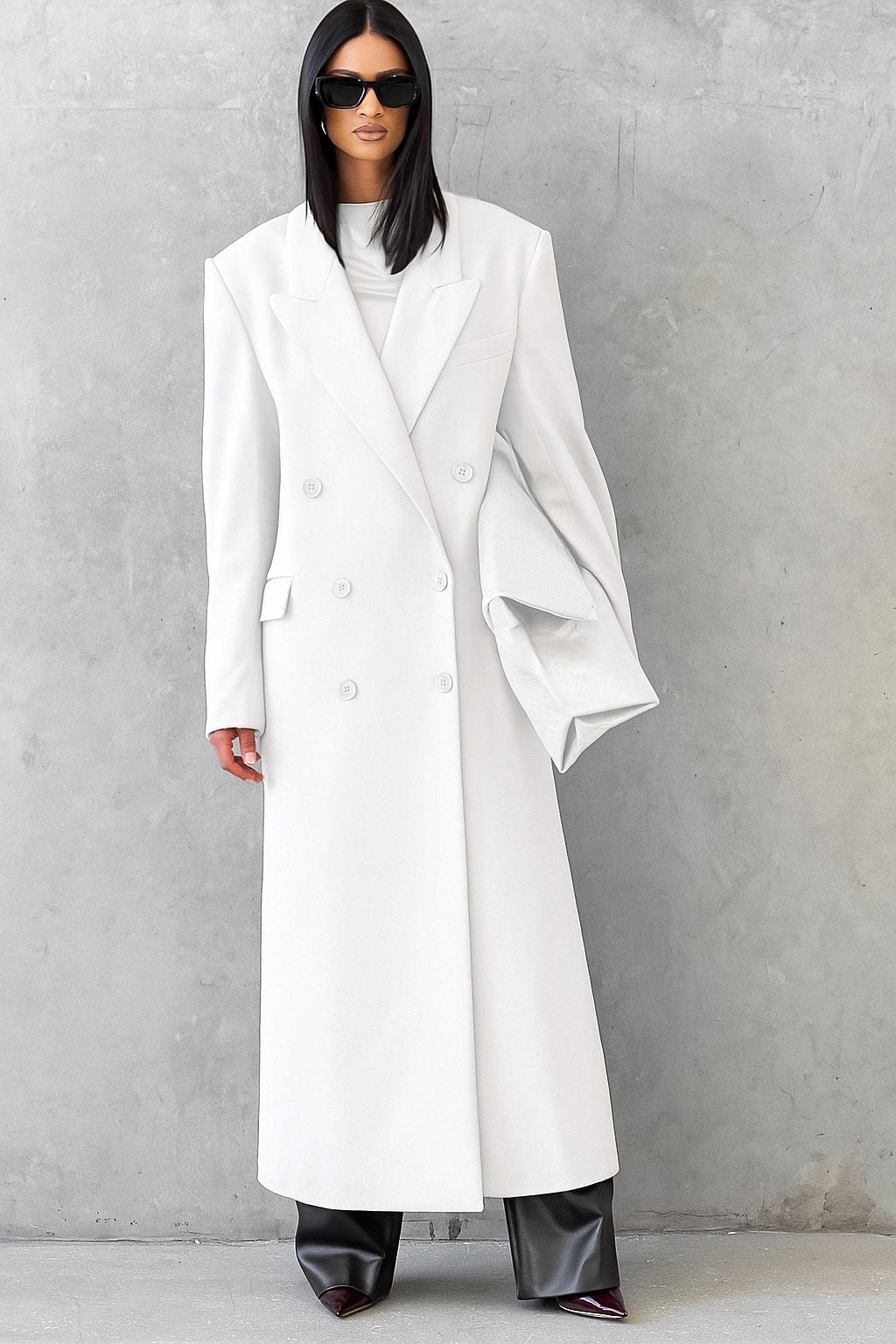 Cappotto ISABELLA  lungo dal taglio sartoriale con design doppiopetto e spalle strutturate. Elegante e versatile, perfetto per completare look sofisticati nelle giornate più fredde.